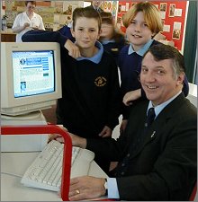 Andy King MP launching the Henry Hinde Junior School website - 22 May 2000