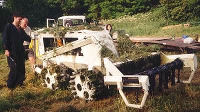 980706-Warwick-Univ-mine-clearing-vehicle-W400.jpg (29208 bytes)