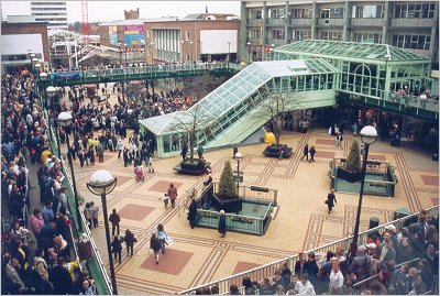 Hear'Say visit to Coventry - 29 March 2001 - the queue