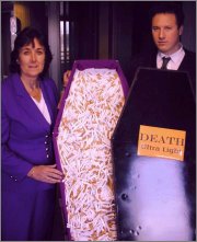 Liz Lynne campainging against "ultra light cigarettes" with BMA spokesman Ben Duncan